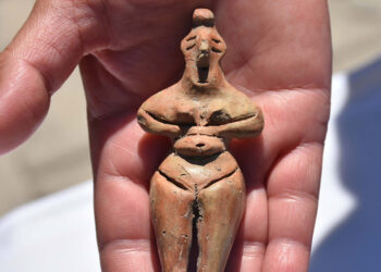 Ulucak Höyüğü'nde 8 bin yıllık kadın heykelciği bulundu