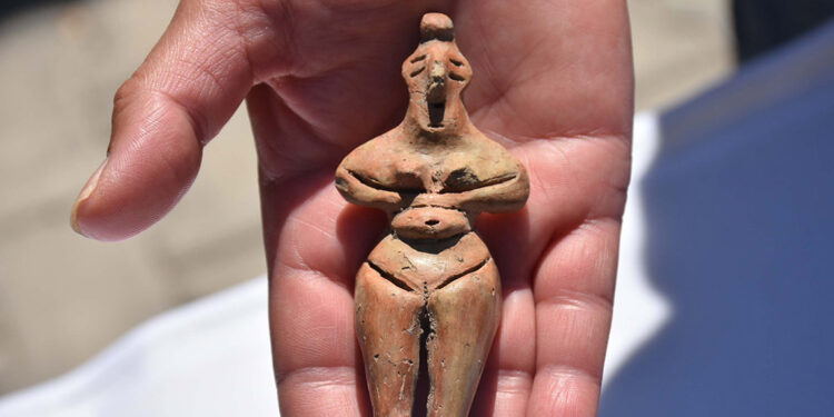 Ulucak Höyüğü'nde 8 bin yıllık kadın heykelciği bulundu
