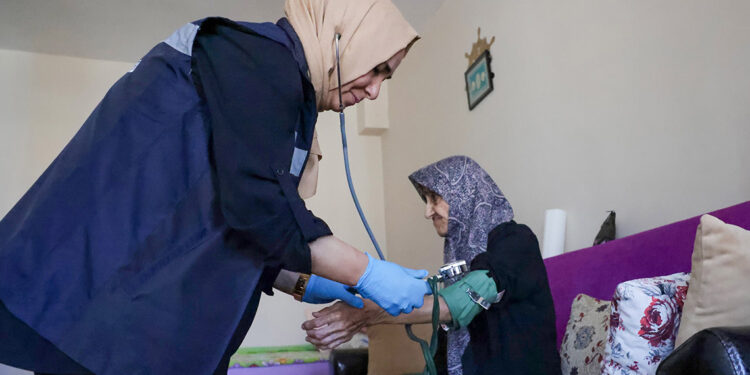 Ümraniye Belediyesi'nden kimsesi olmayan yaşlılara destek