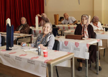 Ümraniye'de yaşlılar için ahşap boyama etkinlikleri düzenleniyor