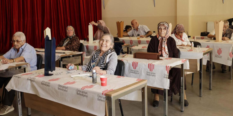 Ümraniye'de yaşlılar için ahşap boyama etkinlikleri düzenleniyor