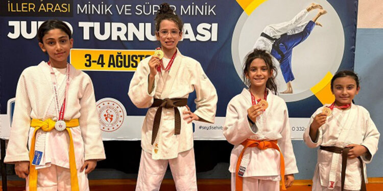 Ümraniye'deki sporcular, Zafer Bayramı Judo Turnuvası’ndan şampiyonlukla döndü