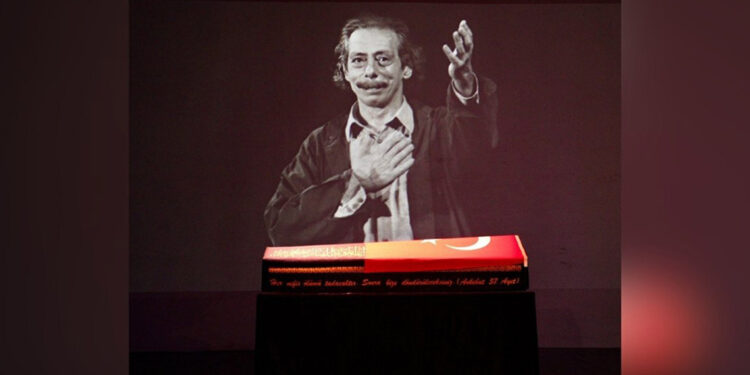 Usta sanatçı Genco Erkal'a veda: Binlerce kişi ayakta alkışladı