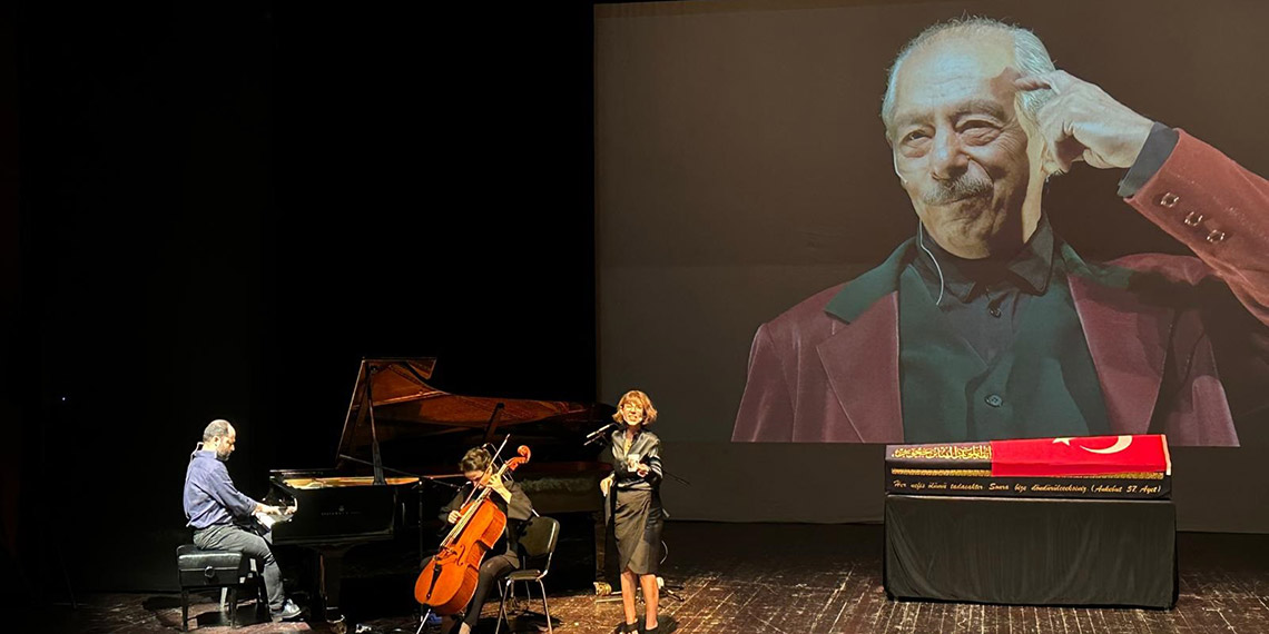 Usta sanatçı Genco Erkal'a veda: Binlerce kişi ayakta alkışladı