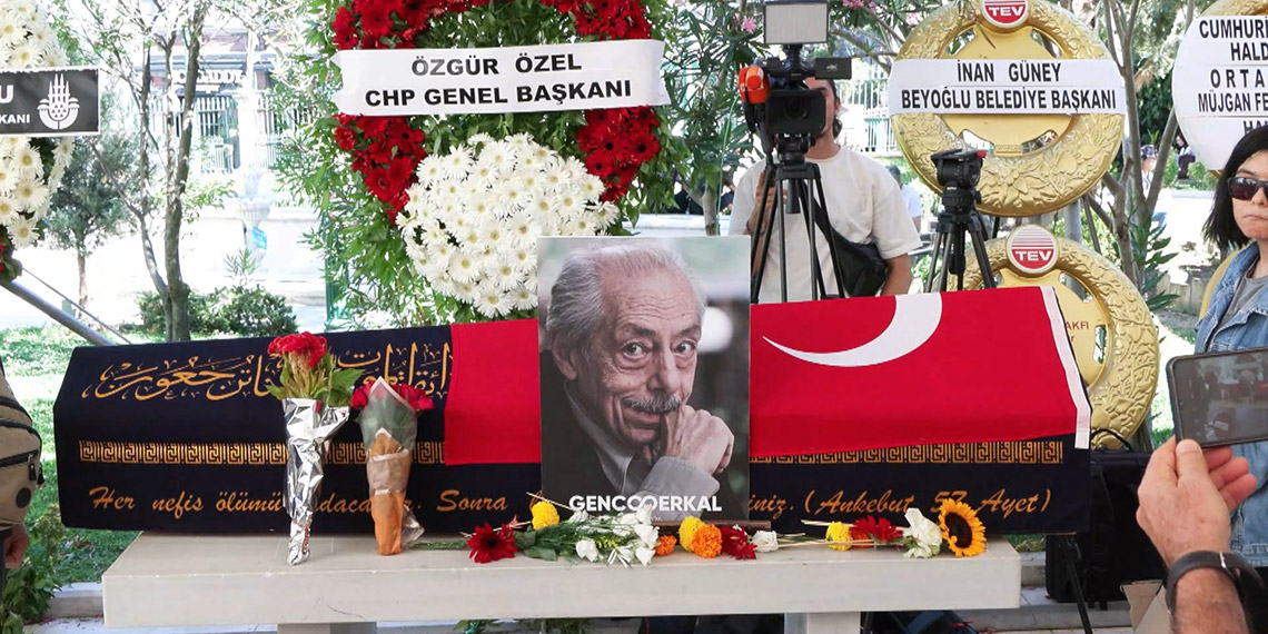 İstanbul'da 86 yaşında hayatını kaybeden usta sanatçı Genco Erkal'a veda. Erkal için, uzun yıllar sahne aldığı Harbiye Muhsin Ertuğrul Sahnesi'nde tören düzenlendi.