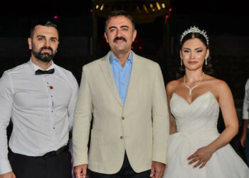 Tunceli Valisi Bülent Tekbıyıkoğlu sosyal medyadan davet edildiği düğüne katıldı