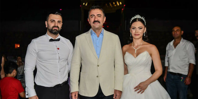 Tunceli Valisi Bülent Tekbıyıkoğlu sosyal medyadan davet edildiği düğüne katıldı