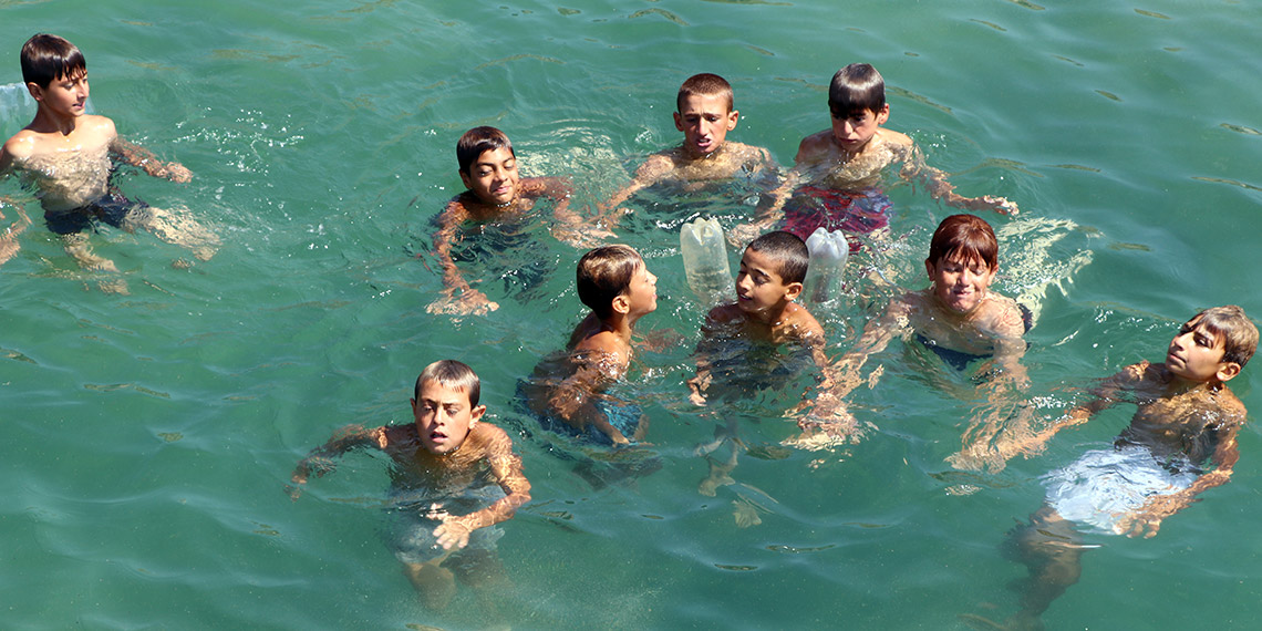 Van Gölü'nde yüzen çocukların saçları sarı oluyor