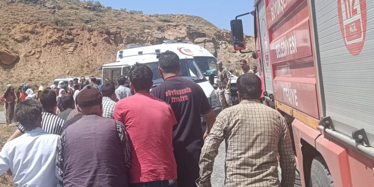 Van'da otomobil şarampole yuvarlandı: 2'si ağır, 4 yaralı