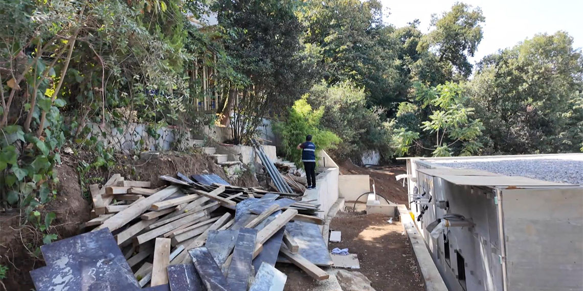 Çevre ve Şehircilik İl Müdürlüğü ekipleri Vaniköy'de orman içindeki villa inşaatında inceleme yapmak üzere olay yerine geldi. İl Müdürlüğüne bağlı ekipler polis ekipleriyle birlikte içeri girdi.