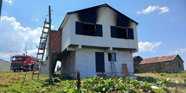 Yaylada 3 akrabasını öldüren şüpheli, delil bırakmamak için evi yakmış