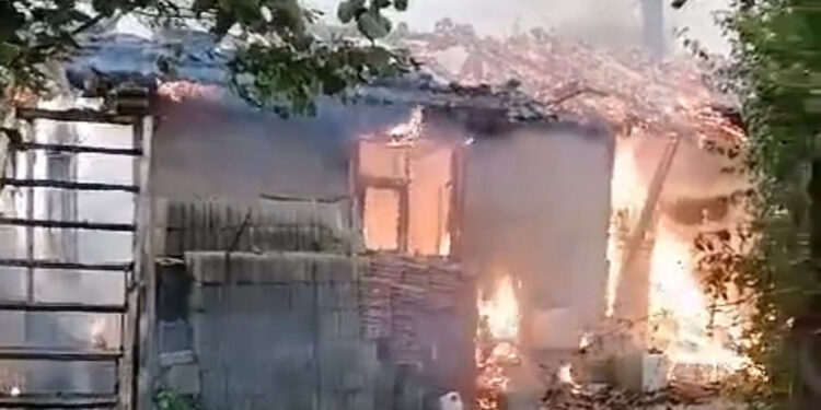 Yıldırım düşen bağ evi yandı 