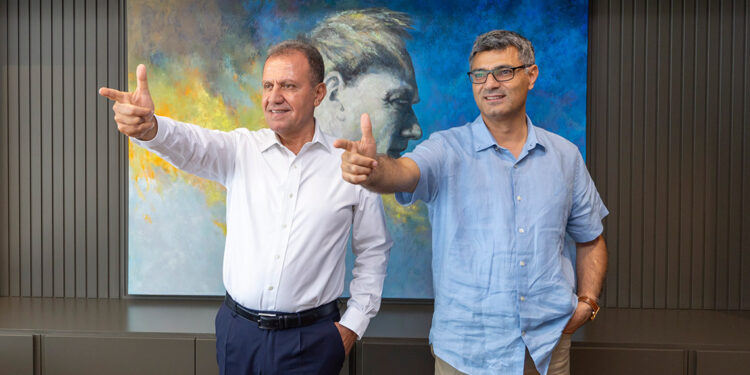 Yusuf Dikeç ile Başkan Seçer, dünyanın konuştuğu ikonik pozu verdi