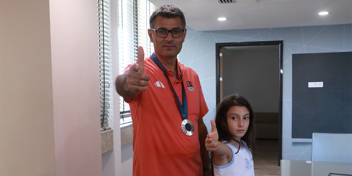 Milli atıcı Yusuf Dikeç, “Haftanın 6 günü ve günde 4 saat çalıştık ama bazen şans, nasip bizim yanımızda olmuyor. Son ana kadar iyi mücadele ettik. Kendimiz iyi kontrol ettik. Sadece şans bizim yanınızda değildi. 2028'deki olimpiyatlara gideceğiz ve altın madalya alıp geleceğiz” dedi.