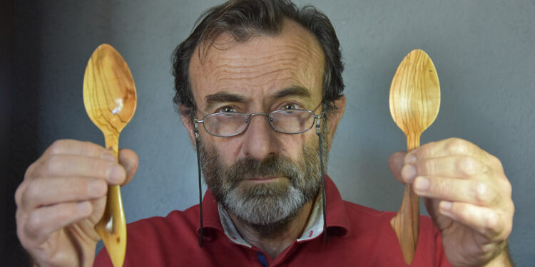 Zeytin ağacından yaptığı kaşıklar, yurt dışından da ilgi görüyor