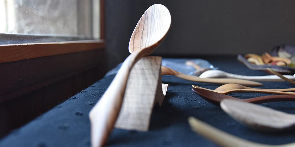 Zeytin ağacından yaptığı kaşıklar, yurt dışından da ilgi görüyor