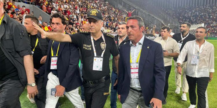 Ali Koç'u iterek düşüren Göztepe yöneticisi gözaltına alındı