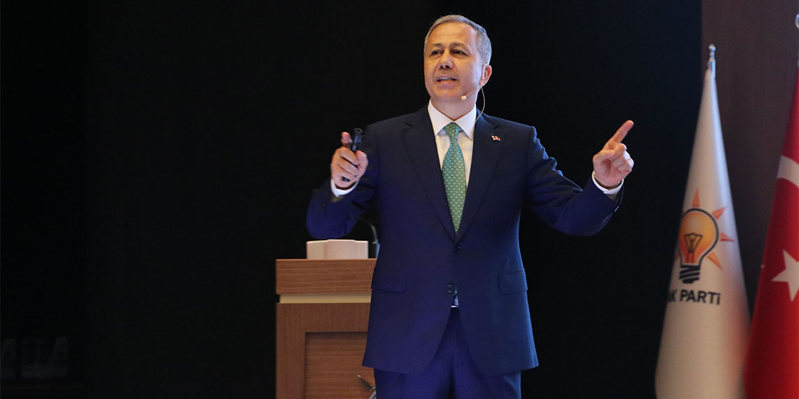 İçişleri Bakanı Ali Yerlikaya, şu anda Türkiye'de yaşayan düzenli göçmen sayısının 4 milyon 437 bin olduğunu açıkladı.