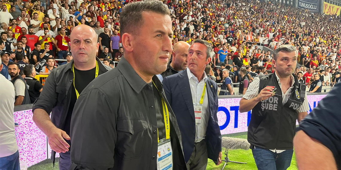 Ali Koç yere düşürüldü. Başkan Koç'un başına su şişesi geldiği gözlenirken maça ara verildi. Ali Koç’u Fatih Özkan isminde bir görevlinin ittiği ifade edildi.