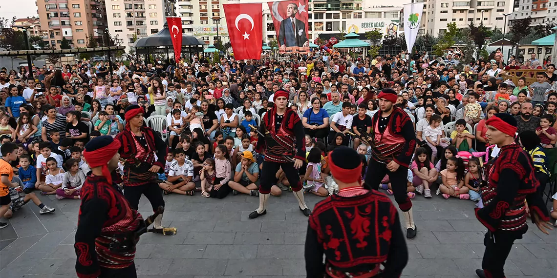 Mamak belediyesi yaz tatilini evlerinde geçiren mamaklılara unutulmaz yaz eğlenceleri sunmaya devam ediyor. Kazakistan-türkiye dostluk parkı’nda gerçekleşen “mahallemde hayat var” yaz konserleri etkinliği vatandaşların yoğun ilgisiyle karşılandı.