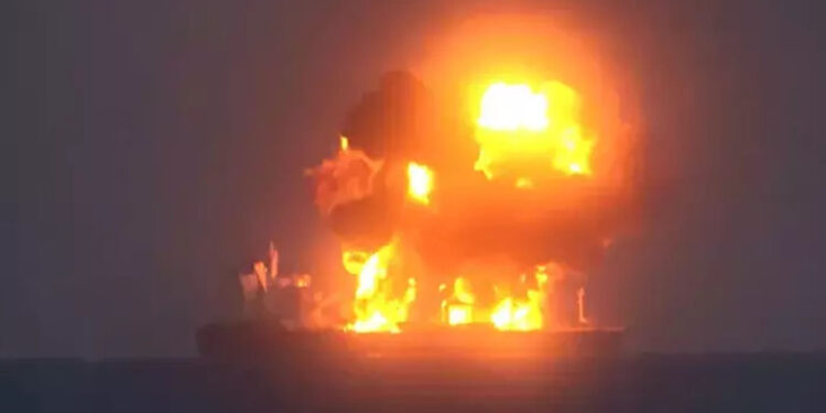 Husilerin vurduğu tankerde yangın sürüyor