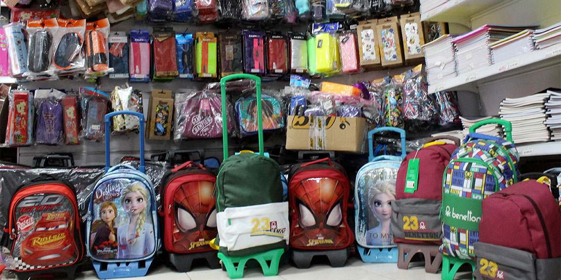 Antalya Fotoğrafçılar, Kırtasiyeciler ve Kitapçılar Odası Başkanı Mehmet Bayrak, 2024-2025 eğitim öğretim yılının ilk zilinin çalmasına sayılı günler kala kırtasiye alışverişi konusunda velilere uyarıda bulundu.