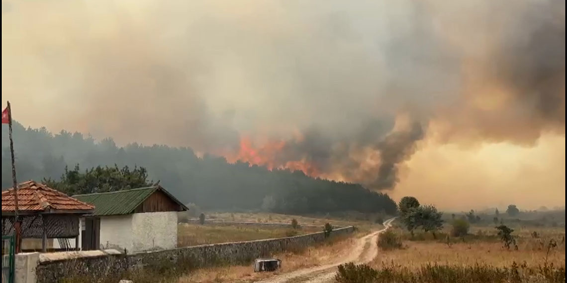Kızılcahamam'daki orman yangını Bolu'ya sıçramıştı, Bolu Valisi Erkan Kılıç, yangına ilişkin yaptığı bilgilendirmede yangının henüz kontrol altına alınamadığını belirtti.