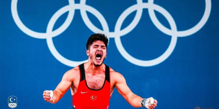 Milli halterci Muhammed Furkan Özbek olimpiyat 4'üncüsü oldu