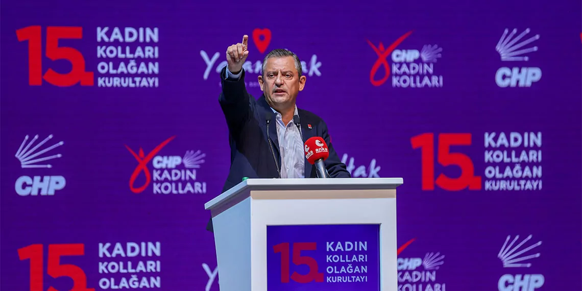 Chp genel başkanı özgür özel, "eşit temsili yarınlara bırakmadan, bugünden en makul kademeli geçişi sağlayarak bir ya da iki seçim içinde önce yüzde 40 sonra yüzde 50 ile chp milletvekili ve belediye başkanlarının yarısını kadın yapacağız" dedi.