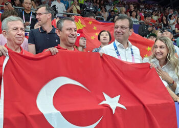 Özgür Özel 2024 Paris Olimpiyatları'nda Milli Takıma destek verdi