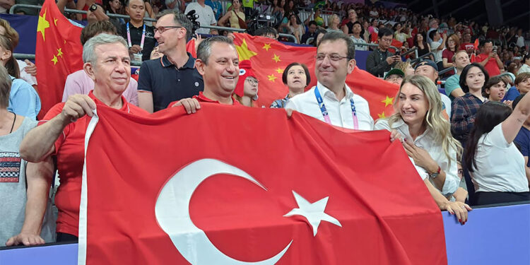 Özgür Özel 2024 Paris Olimpiyatları'nda Milli Takıma destek verdi
