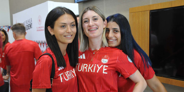 Paralimpik Oyunları'nda Türkiye'yi temsil edecek 94 sporcu Fransa'ya gitti