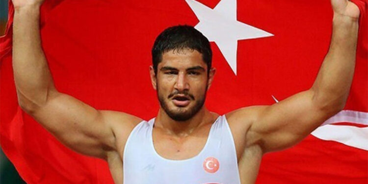 Taha Akgül bronz madalya kazandı ve güreşi bıraktı