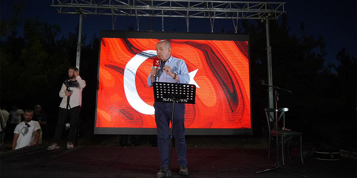 Zafer Partisi Genel Başkanı Ümit Özdağ, "Asla umutsuzluğa kapılmayın. Asla başaramayacağız, diye düşünmeyin. Asla düşman çok güçlü, demeyin. Onlar çoksa biz de Türk'üz" dedi.