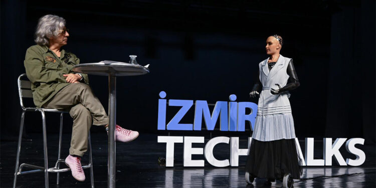 Okan Bayülgen ile Robot Sophia İzmirliler ile bir araya geldi