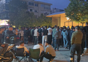 120 bin TL'lik telefon için, geceden kuyruğa girdiler