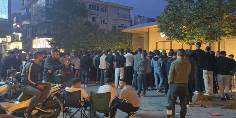 120 bin TL'lik telefon için, geceden kuyruğa girdiler
