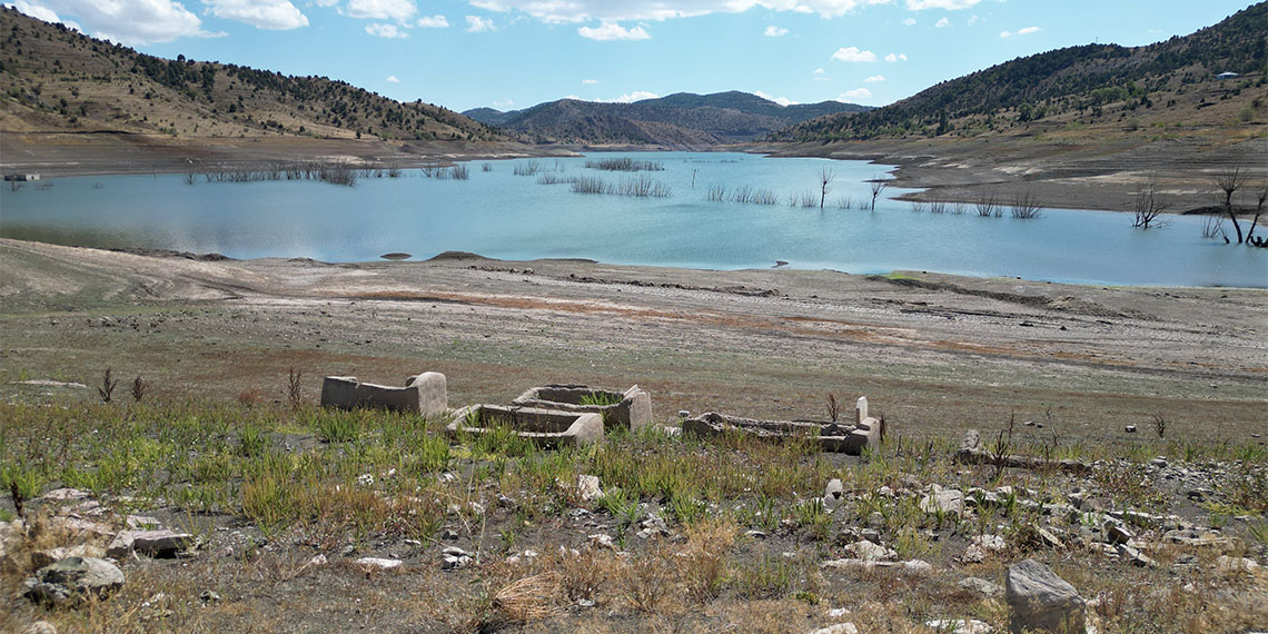 Sivas'ın Hafik ilçesinde Pusat Barajı’nın suları kuraklık nedeniyle çekilince köy mezarlığı 16 yıl sonra gün yüzüne çıktı.