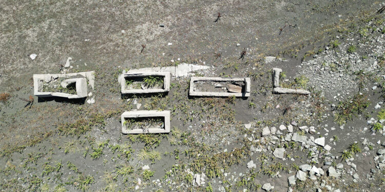 Köy mezarlığı 16 yıl sonra gün yüzüne çıktı