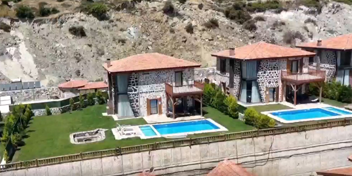 Türkiye’nin 5’inci, Marmara Bölgesi’nin en büyük gölünün yer aldığı, göl altındaki bazilikası, çinisi ve 4 imparatorluğa başkentlik yapmasıyla dünyaya adını duyuran İznik tatilcilerin de gözde yerleşim yerlerinden oldu.