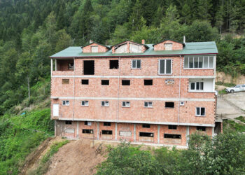 4 katlı ‘apartman mandıra’