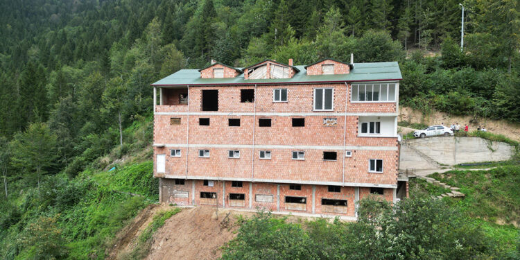 4 katlı ‘apartman mandıra’