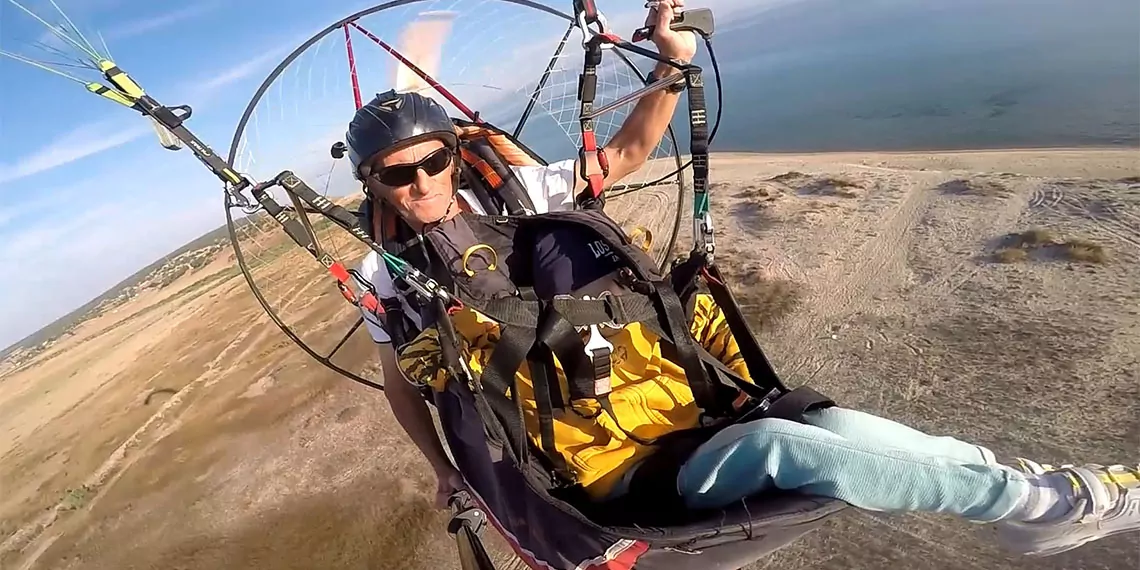 Edirne’nin saros körfezi’ne kıyısı bulunan enez ilçesine bağlı karaincirli köyü sahilinde pilot eşliğinde paramotorla uçuş yapan 4,5 yaşındaki eren eryonar, bir süre sonra uyuyakaldı. O anlar, kameraya yansıdı.