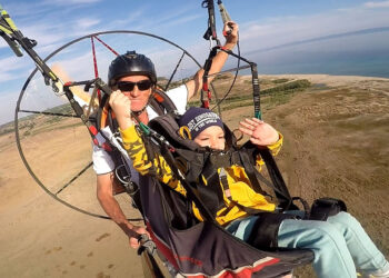 Paramotorla uçuş yapan 4,5 yaşındaki Eren uçarken uyuyakaldı