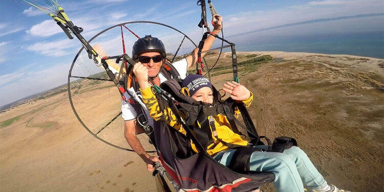 Paramotorla uçuş yapan 4,5 yaşındaki Eren uçarken uyuyakaldı