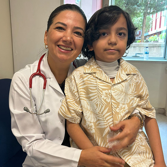 7 yaşındaki Kaan, ses kaybına neden olan tümörü akıllı ilaçla yendi