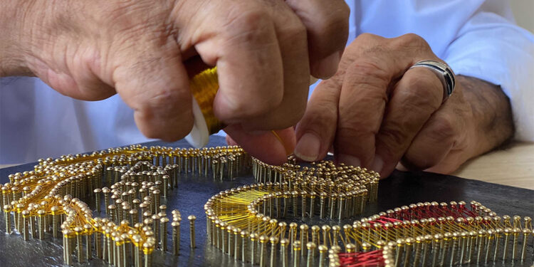 74 yaşında filografi sanatını öğrendi