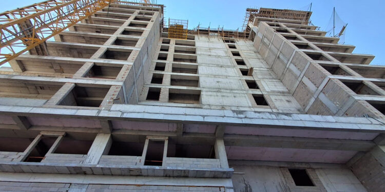 8'inci kattan düşen inşaat işçisi öldü