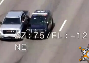 ABD’de polis, sürücüye yardım etmek için hareket halindeki araca tırmandı