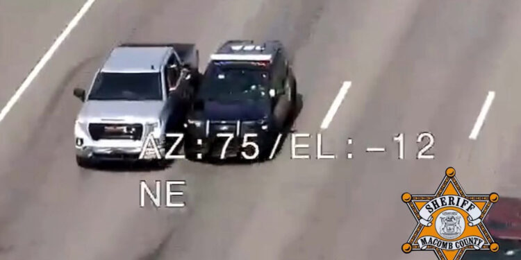 ABD’de polis, sürücüye yardım etmek için hareket halindeki araca tırmandı